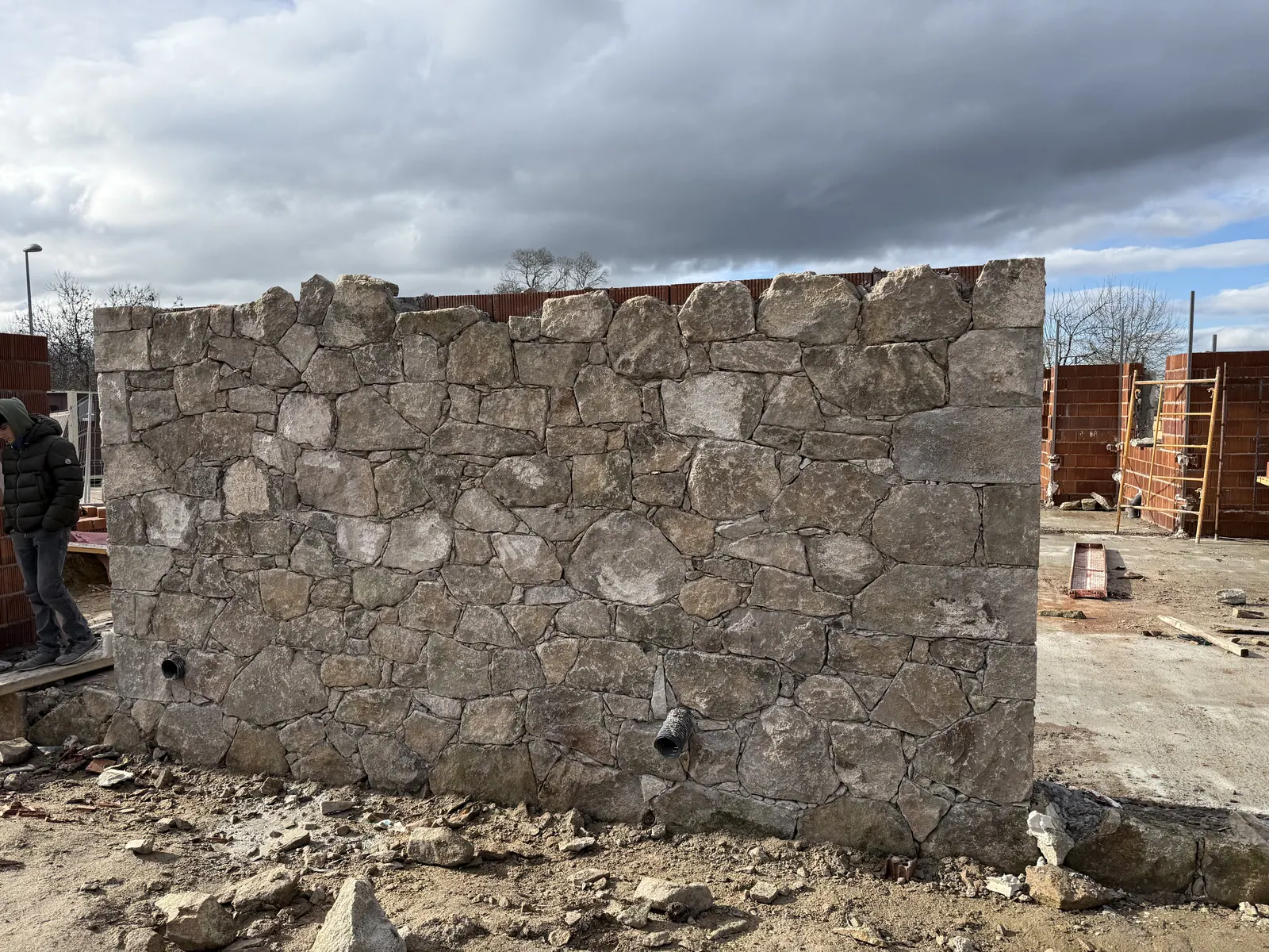 Primeros muros de piedra durante la construcción de Oak Valley