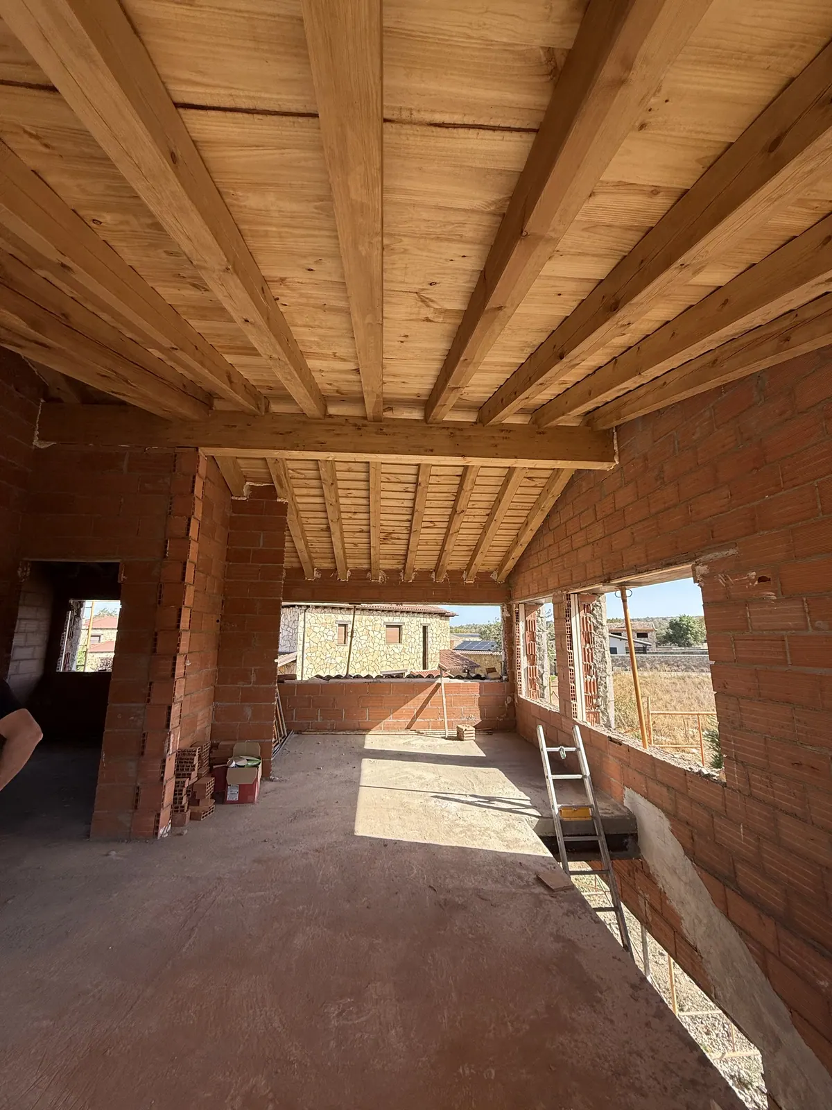 Madera y luz natural en los interiores durante la obra